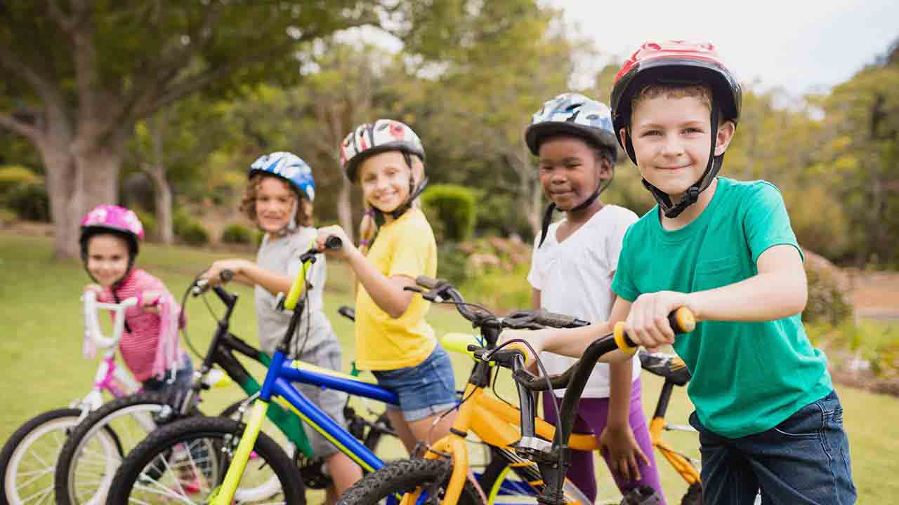 Dzieci w kaskach rowerowych