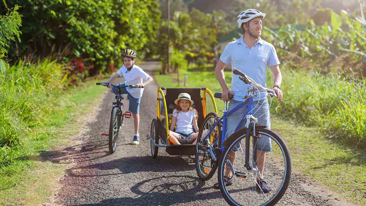 Przyczepka rowerowa - rodzina na przejażdzce