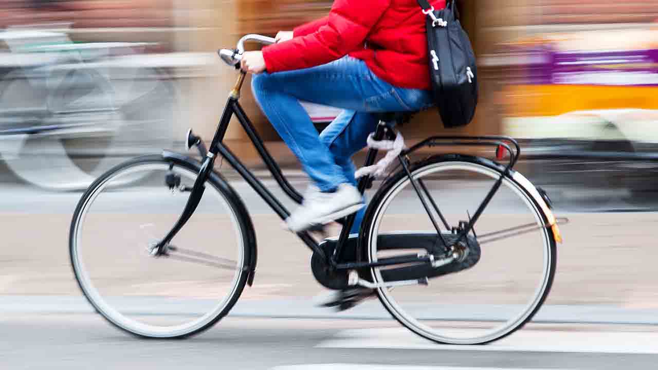Rower miejski z lampką rowerową