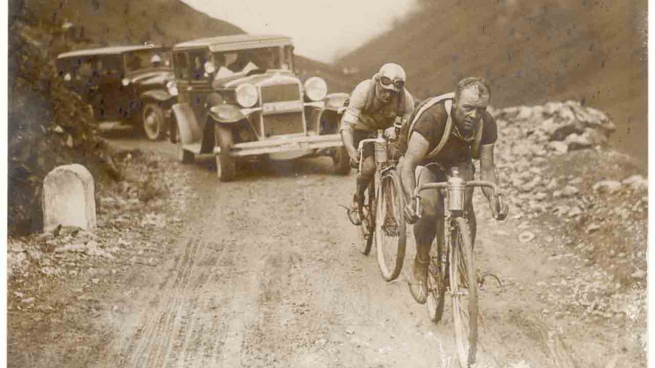 zdjecie-tour-de-france-1930-kolarze-action-bez-kasku-kask-rowerowy