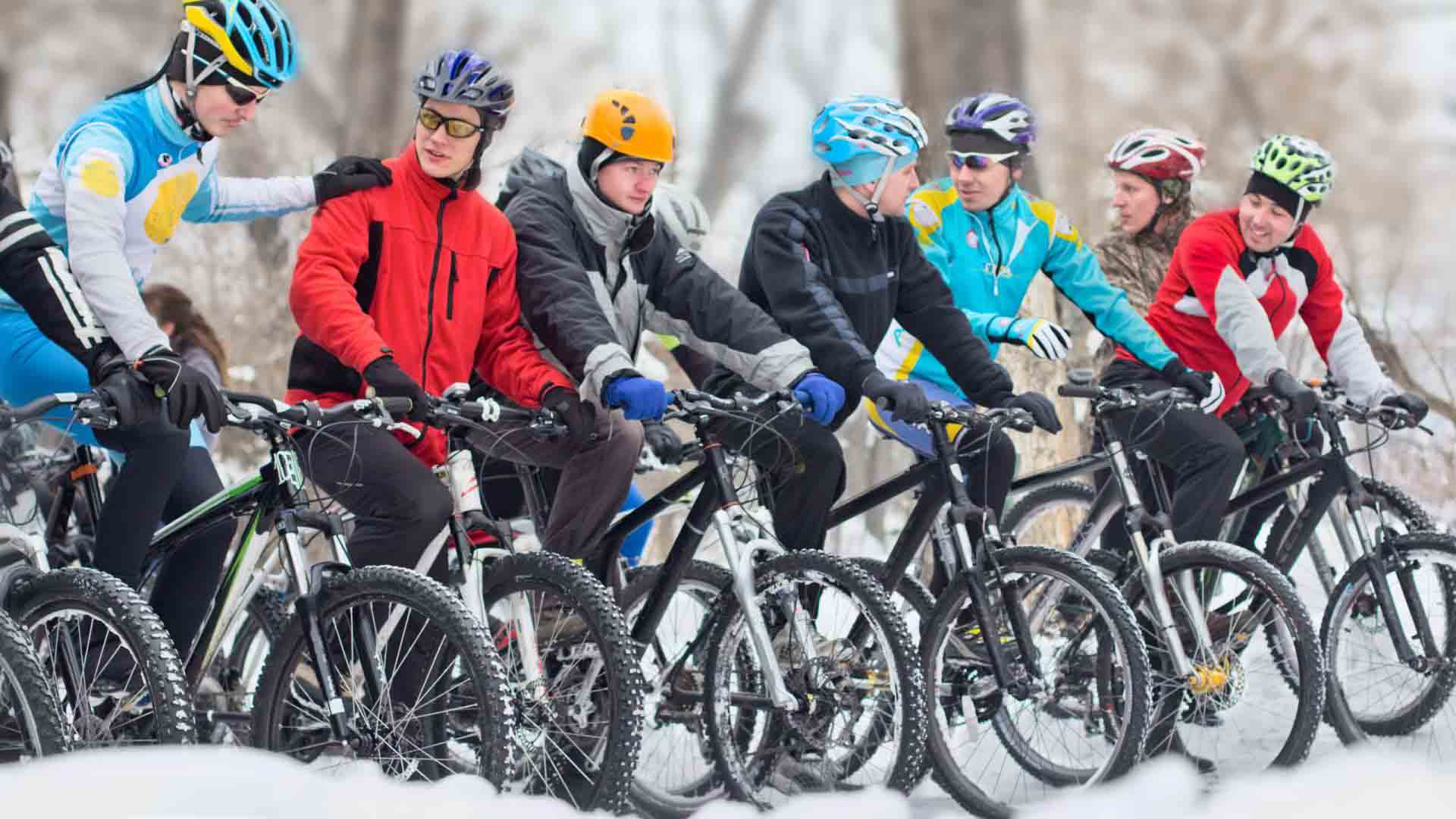 Zdjęcie kolarzy w trakcie zimowej ustawki rowerowej 
